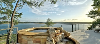 Sunset Cliff Resort on Lake Travis: WEDDING, EVENT, HEATED POOL, DOCK, & BOAT