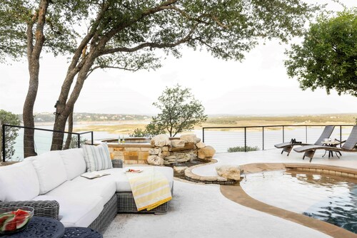Sunset Cliff Resort on Lake Travis: WEDDING, EVENT, HEATED POOL, DOCK, & BOAT