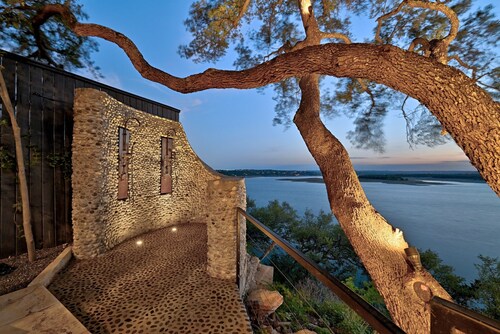 Sunset Cliff Resort on Lake Travis: WEDDING, EVENT, HEATED POOL, DOCK, & BOAT