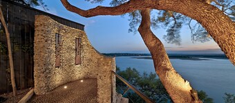 Sunset Cliff Resort on Lake Travis: WEDDING, EVENT, HEATED POOL, DOCK, & BOAT