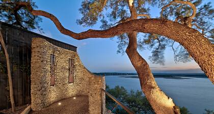 Sunset Cliff Resort on Lake Travis: WEDDING, EVENT, HEATED POOL, DOCK, & BOAT