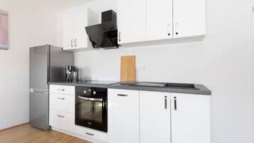 Frigorífico, microondas, horno y placa de cocina