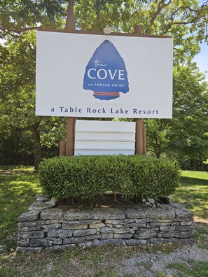 Property grounds - Paradise Cove Walk-in Log Cabin by Silver Dollar City & Table Rock Lake! (Branson)