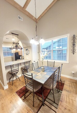 Dining - Paradise Cove Walk-in Log Cabin by Silver Dollar City & Table Rock Lake! (Branson)