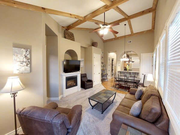 Smart TV, fireplace, DVD player, books - Paradise Cove Walk-in Log Cabin by Silver Dollar City & Table Rock Lake! (Branson)