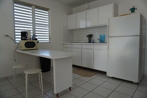 ثلاجة، ميكروويف، موقد طهي مسطح، ماكينة لصنع القهوة/الشاي