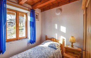2 bedrooms, travel crib, free WiFi