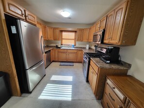 Fridge, microwave, oven, stovetop - Little house on the Prarie. Quite calm neighborhood. (Fremont)