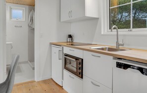 Kühlschrank, Herdplatte, Geschirrspüler, Kochgeschirr/Geschirr/Besteck