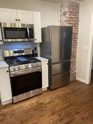 冷蔵庫、電子レンジ、オーブン、コンロ