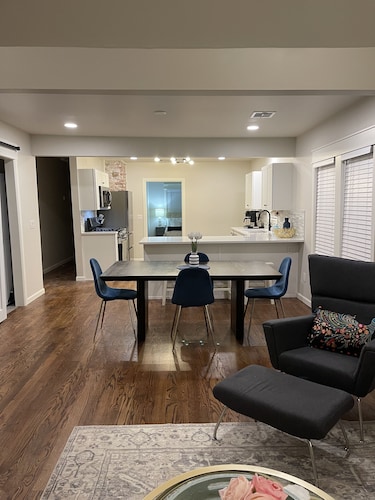 Cozy Nest in the heart of Cherry Street/Swan Lake