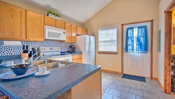 Frigorífico, microondas, placa de cocina y cafetera o tetera