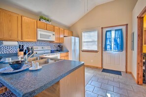 Refrigerador, microondas, parrilla de estufa y cafetera y tetera