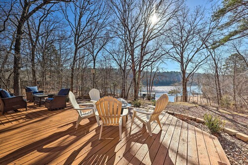 Cozy Beaver Lake Cabin w/ Waterfront View & Kayaks