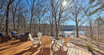 Cozy Beaver Lake Cabin w/ Waterfront View & Kayaks