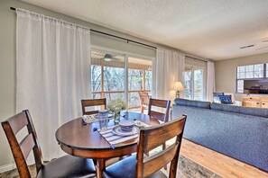 Dining - Cozy Beaver Lake Cabin w/ Waterfront View & Kayaks (Rogers)