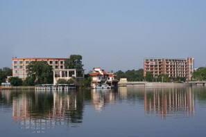 Un lago tranquilo con edificios reflejados en el agua.