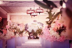 A reception area with a floral arrangement, a chandelier, and a sign with the word 'TING'. - Longshui Lake Dalong Bay Hotel (Chongqing)