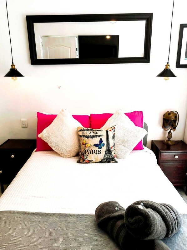 In-room safe, individually decorated, desk, blackout drapes - SUITES EJECUTIVAS POLANCO ANZURES (Mexico City)