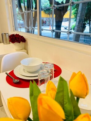 Mikrowelle, Wasserkocher mit Kaffee-/Teezubehör, Wasserkocher