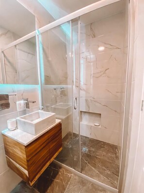 Suite 3 | Baño | Ducha, cabezal de ducha tipo lluvia, secador de pelo y toallas