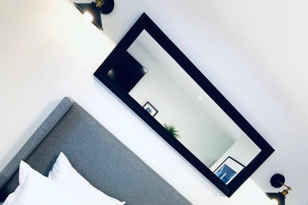 Caja de seguridad en la habitación, escritorio y cortinas blackout 