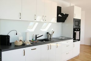 Kühlschrank, Mikrowelle, Ofen, Herdplatte