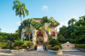 Exterior - Gorgeous Balaji Palace with Private Beach (Río San Juan)