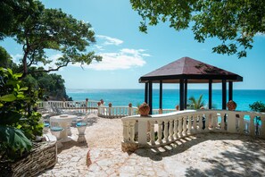 Terrace/patio - Gorgeous Balaji Palace with Private Beach (Río San Juan)