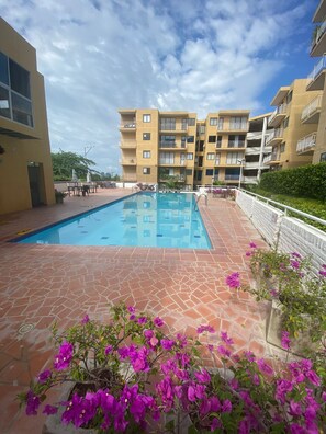 Una piscina al aire libre, una piscina climatizada