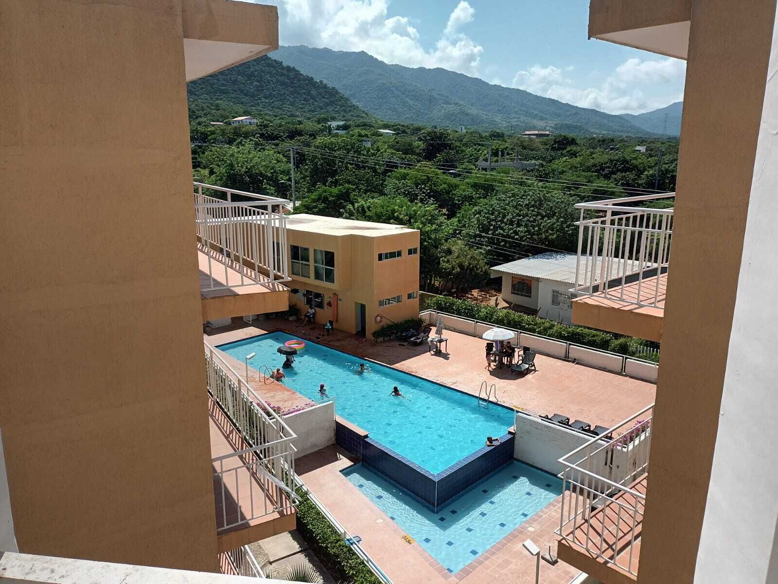 Een buitenzwembad en een verwarmd zwembad