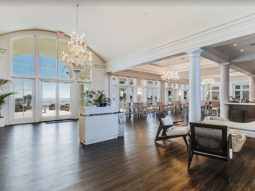 REDUCED RATES NOV-FEB! BC CATALINA - BEACHFRONT 9th floor 2 bed 2 bth sleeps 4-5