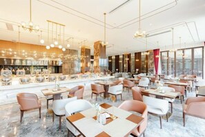 Un comedor moderno con mesas y sillas, una zona de bar y vistas a la ciudad.