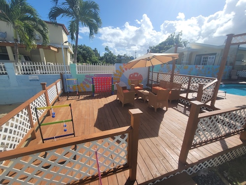 Apt w/ Pool Deck & Games, 5 mins From The Beach- CU