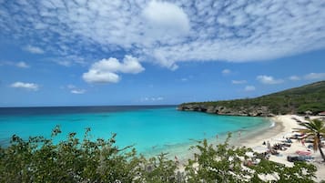 På stranden, liggestole, badehåndklæder