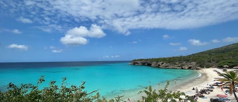 在海滩、沙滩椅、沙滩毛巾