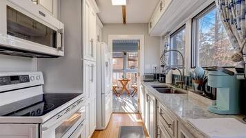 Een koelkast, een magnetron, een oven, een kookplaat