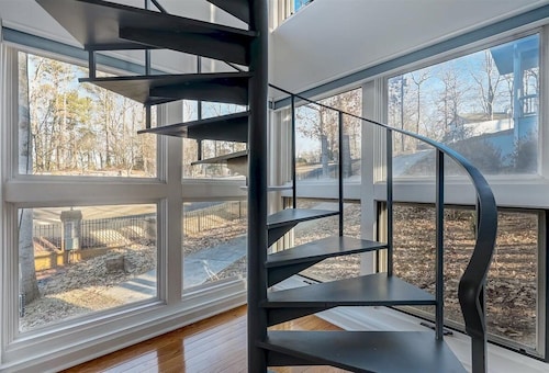 Lakefront Getaway on Lake Lanier w/ Boat Dock