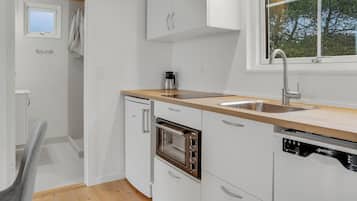 Fridge, stovetop, dishwasher