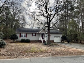 Exterior - Cozy House Close To Everything Anderson Has To Offer (Anderson)