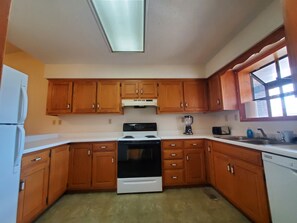 Micro-ondes, four, plaque de cuisson, lave-vaisselle