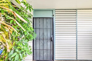 Exterior detail - Honolulu Vacation Rental: Walk to Beaches (Honolulu)