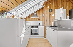 Køleskab, kogeplade, opvaskemaskine, kaffe-/temaskine