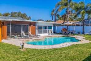 A heated pool - My Happy Place – Heated Pool, Dual Living Rooms, Screened Lanai & Nearby Indian Rocks Beach (Seminole)