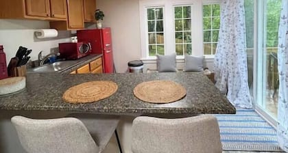 Spacious 1 Bedroom Cottage Close to Everything 5