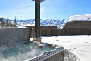 Outdoor spa tub - Luxury Home | Home Theater | Hot Tub (Kamas)