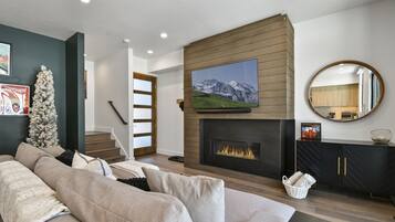 TV, fireplace