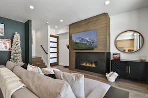 Televisión y chimenea 