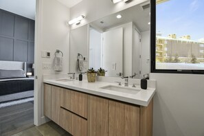 Bathtub, hair dryer, towels - Park City | Bike to Lift | Hot Tub (Park City)
