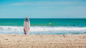Perto da praia, espreguiçadeiras